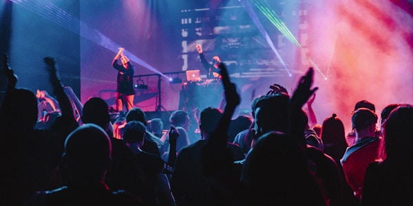 谈球吧铁粉聚集地球迷社区互动交流热闹场景